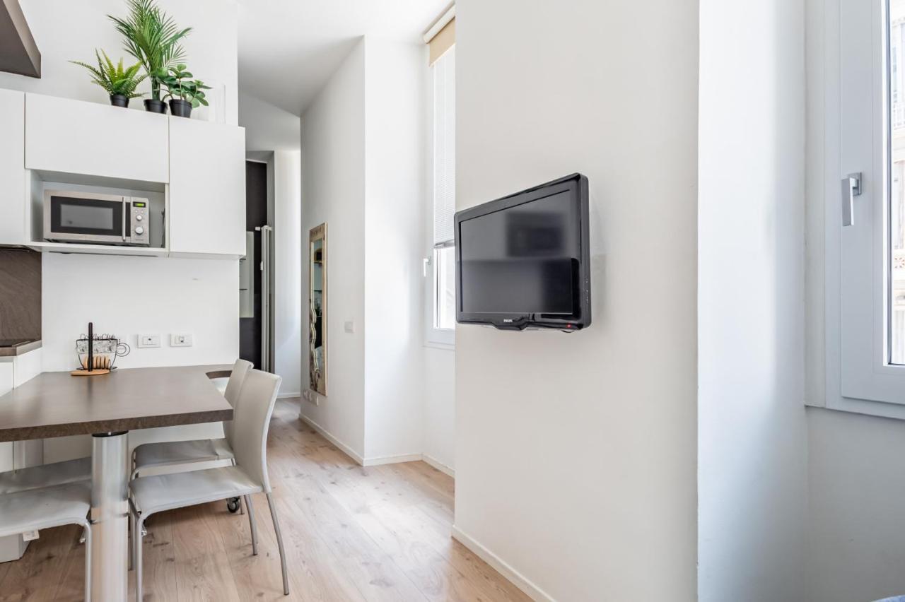 Amazing Flat In Duomo By Easylife Apartment Milan Bagian luar foto